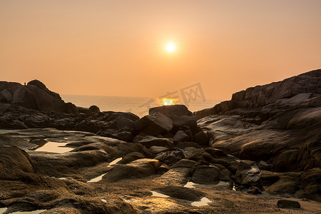 早晨日出时分，在中国浙江省舟山市东南的一个小岛- -普陀山海滨的海石之上，观音菩萨的菩萨 