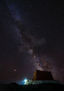 垂直的风景, 夜空充满星和银河与古色古香的寺庙在 Rangdum 修道院在印度