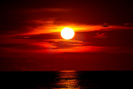 日落在海和海最后光红色天空剪影云彩