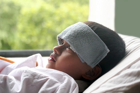 年轻的印度 boy(child) 下来与发烧 & 生病在医院