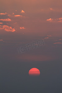 夕阳红和金色天空背景