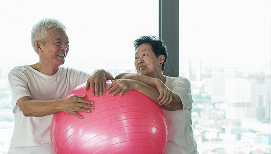 高级亚洲新人有瑜伽球体育课的乐趣