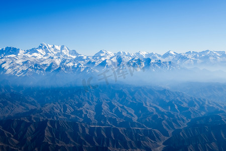 飞机上摄影照片_山天山景观, 雪山和陆地纹理, 从飞机上的看法