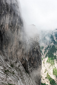 狂放文人摄影照片_山在云彩在 Ellmauer 暂停, 狂放的凯撒山奥地利-接近 Gruttenhuette, 去, 蒂罗尔, 奥地利-徒步旅行在欧洲的阿尔卑斯