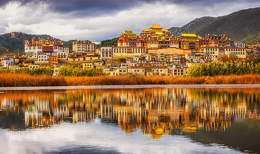松赞林寺全景，是中国云南省香格里拉中甸市的藏传佛教寺院，是旅游观光、名胜古迹、宗教、假日的概念