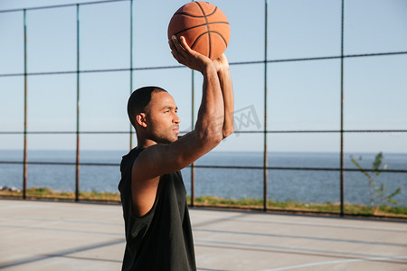 育人摄影照片_Pportrait 的一个集中的黑人美国体育人打篮球