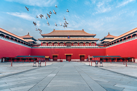 如懿传红墙摄影照片_中国北京紫禁城广场上的鸽子。北京市红墙前放飞的鸽子.图上这块牌匾的中文译文：子午门.