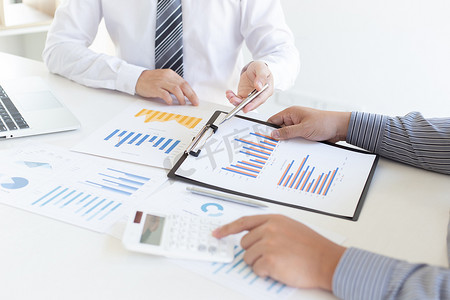 商业小组会议分析财务图表、市场增长报告、公司所得税、财务会计分析和房地产投资概念