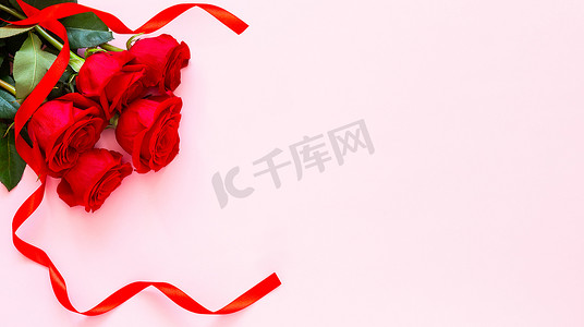 粉色彩带背景摄影照片_粉色背景上的红玫瑰。爱忏悔。情人节的庆祝活动。红玫瑰和彩带，情人节的概念，周年纪念日，母亲节和生日问候，复制空间，顶视图.