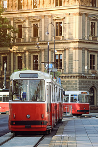 在维也纳市中心的电动公共电车