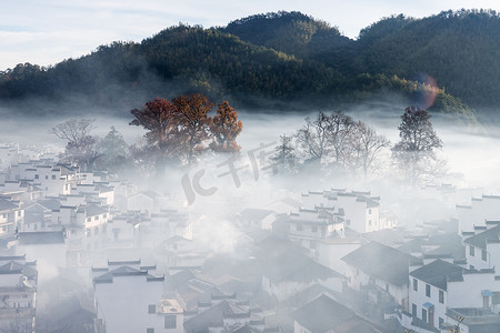 晨雾环绕着古老的石城村, 美丽的乡村风光在江西省武源县