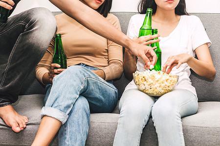 一群朋友一起吃爆米花, 一起喝啤酒, 在家里看电视。友谊与党的理念