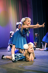 12舞台摄影照片_一个女孩竖起大拇指——她是舞台上的舞者.