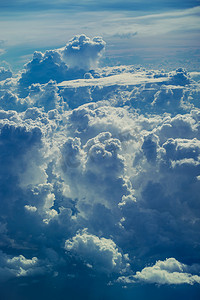 大量的风暴云与云在飞行期间的各种形式的美丽的天空。通过以上云抽象背景天空鸟瞰图.