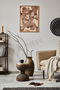 创意白摄影照片_现代客厅室内构图与模拟海报框架，米色沙发，复古花瓶和小家居装饰。创意家庭阶段。白墙复制空间。模板. 