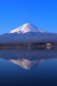 从薪出发摄影照片_从河口湖日本出发的蓝天下的富士山上午 0 1/2019年