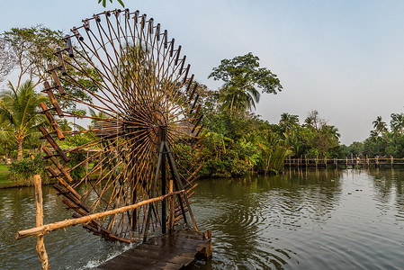 湄公河三角洲摄影照片_越南南部湄公河三角洲地区的一条小河里的传统木船
