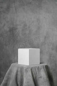 几何摄影照片_石膏白色立方体, 简单的几何形状在灰色织品艺术背景为学习画.