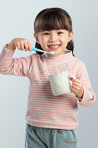 可爱摄影照片_可爱的小女孩正在刷牙
