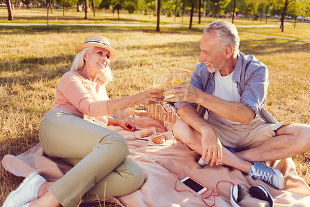 外出野餐摄影照片_放松的退休夫妇外出野餐