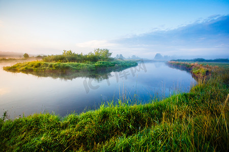 河曲线在蓝天风景之下。农村阳光明媚的早晨