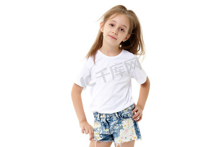 T恤摄影照片_小女孩在一个纯白色 t恤广告和短裤.