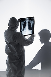 医疗工作剪影摄影照片_医生给患者看X光片