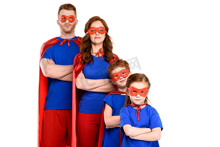 超级英雄的家庭站在交叉的武器, 看着在白色的相机隔离