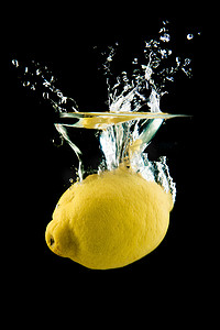 衣服泡在水里摄影照片_掉到水里的柠檬