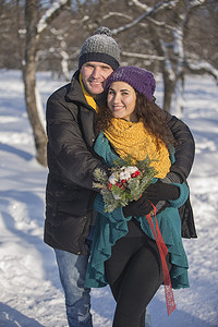 爱在冬季服装的优雅年轻夫妇