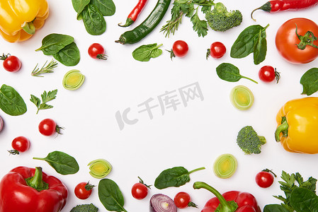 平放置与有机蔬菜在白色背景