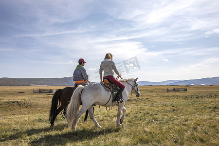奔腾的蒙古马摄影照片_几个骑着马
