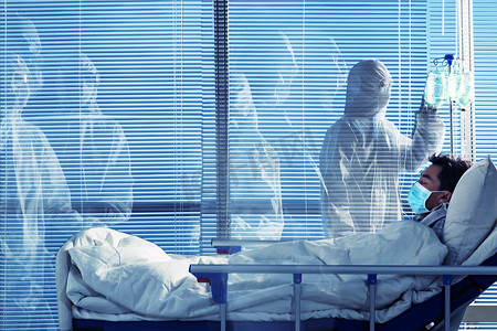 生理盐水摄影照片_患者躺在医院病床上