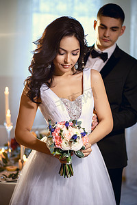 新娘和新郎 - 婚礼优雅照片。新娘在豪华白色婚纱拿着花束
