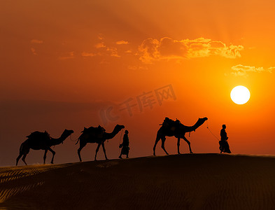 thar摄影照片_Two cameleers (camel drivers) with camels in dunes of Thar deser