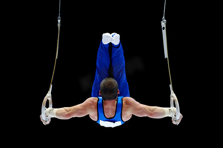 体操运动员在吊环上执行