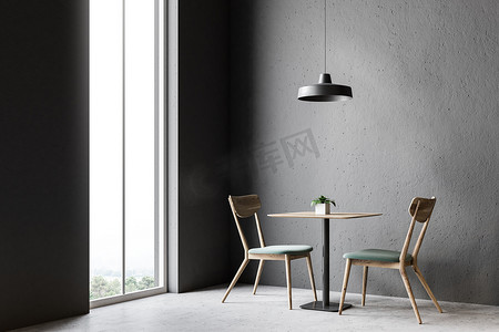 木椅和桌子站在灰色的墙房里, 里面有一层混凝土地板和一盏挂在桌子上面的灯。一个拱形的窗口。3d 渲染模拟