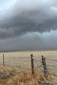 荒芜的原野摄影照片_风暴云彩在国家