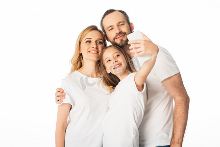 穿着白色T恤衫的快乐家庭，在智能手机上自私自利，与白人隔离