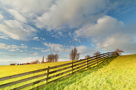 天空围栏摄影照片_围栏对牧场和美丽的天空在欣德洛彭