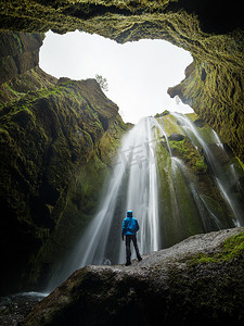 下落石头摄影照片_冰岛 Seljalandsfoss 瀑布附近的 Gljufrabui 或 Gljufrafoss 瀑布 