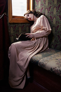 20 世纪初读米色复古服饰的年轻女子