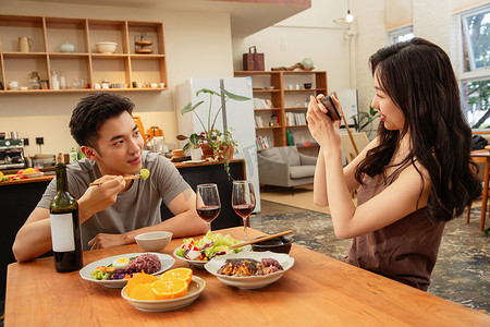 年轻夫妇在家用餐