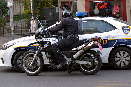 部队军装摄影照片_以色列警察在一辆摩托车上