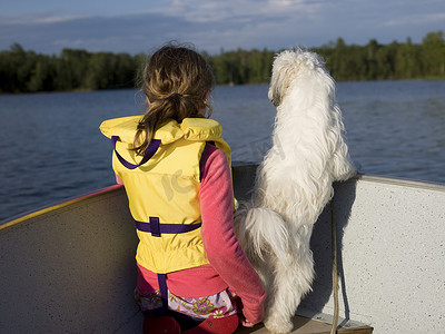 女孩和狗在一条船上