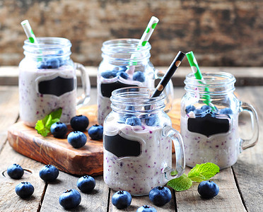 蓝莓燕麦摄影照片_从有机蓝莓、 香蕉、 燕麦与天然酸奶健康果汁