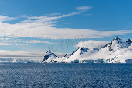 海上有冰山的南极景观