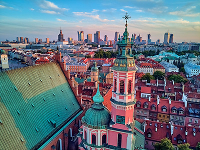 华沙老城（Stare Miasto）- -华沙最古老的地区（13世纪） 、皇家城堡、广场和日落时的西吉斯蒙德三世瓦萨柱上美丽的全景无人驾驶飞机景观