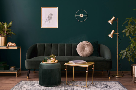 室内装饰华丽，室内设计新颖，有绿色天鹅绒沙发、咖啡桌、书包、金饰、植物、灯具、地毯、仿画框和典雅饰品。模板. 