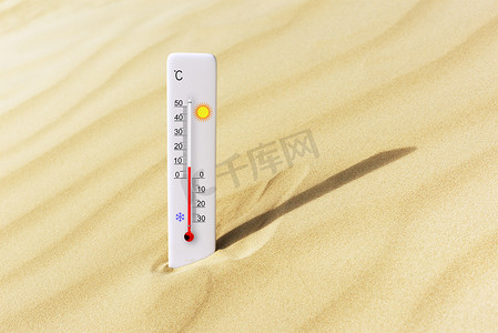 炎热温度计摄影照片_炎热的夏天在沙中的摄氏度级温度计.环境温度加8度 